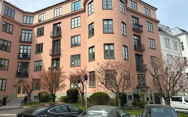 Mur og pussarbeid på hjørnebygård i Oslo