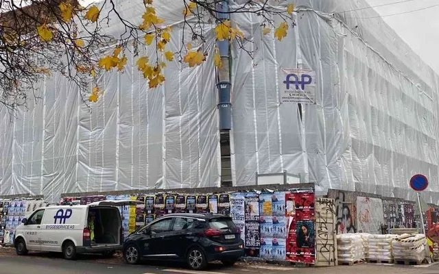 Stillas og totalrehabilitering med AP Byggeservice firmabil