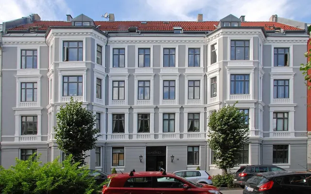Fasademaling av klassisk bygård i Oslo