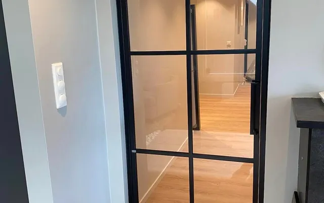 Tømrerarbeid, ståldør med glass og stål